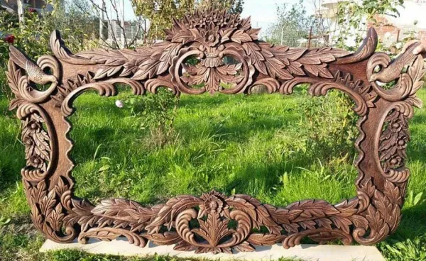 Ornamente të mëdha të gdhendura
