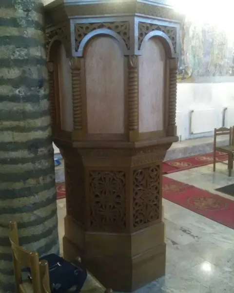 Ambonë kishe e gdhendur 2