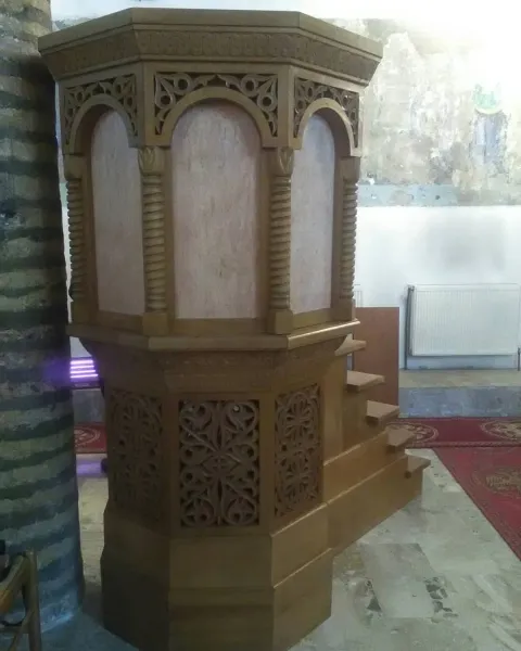 Ambonë kishe e gdhendur 3
