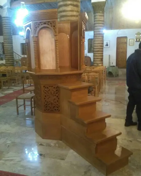 Ambonë kishe e gdhendur 4
