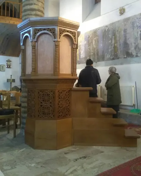 Ambonë kishe e gdhendur 6