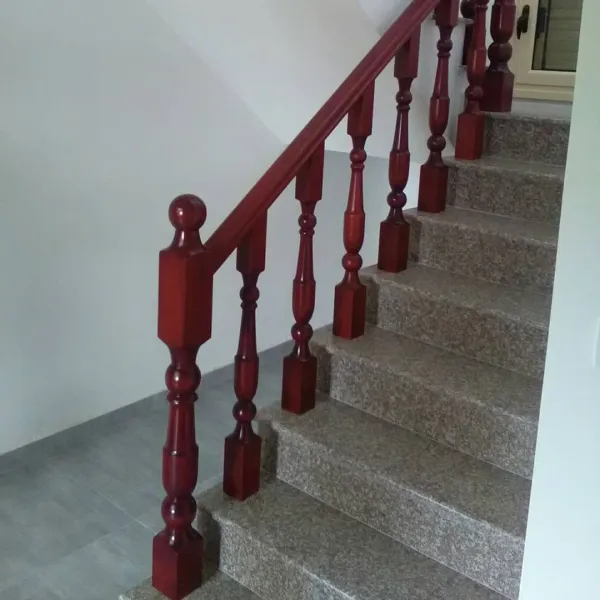 Shkallë me parvaz dhe kolona druri 3