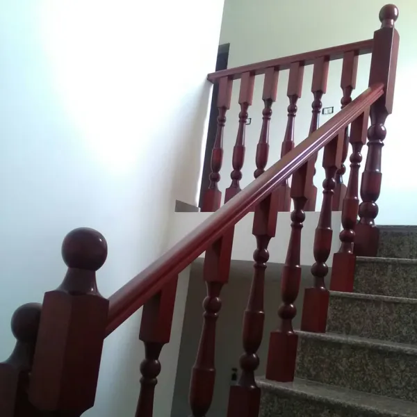 Shkallë me parvaz dhe kolona druri 5