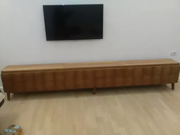Mobilje TV e ulët
