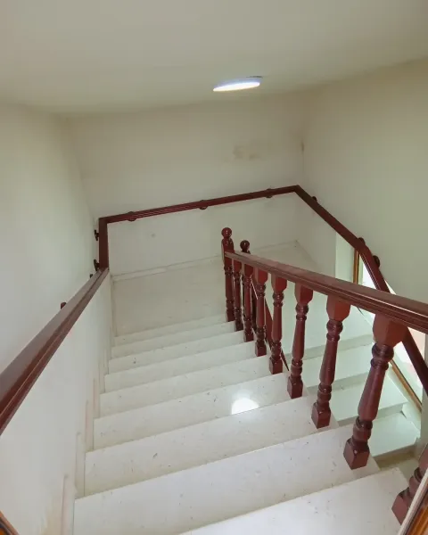 Parvaz shkalle me kolona të tornuara 2