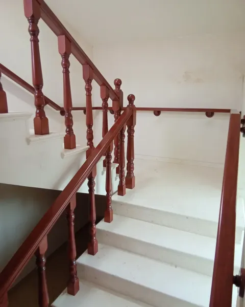 Parvaz shkalle me kolona të tornuara 3